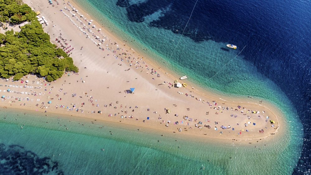 La spiaggia di Zlatni rat, il Corno d'Oro, sull'isola di Brac in Croazia