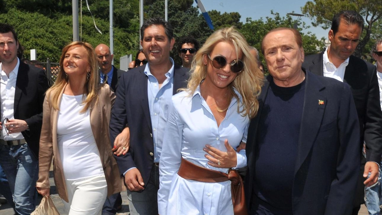 Silvio Berlusconi e Francesca pascale (Ansa)