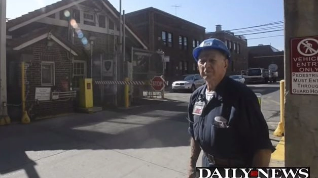Frank Gurrera, 90 anni ancora in servizio alla metro di NY (da youtube daily news)