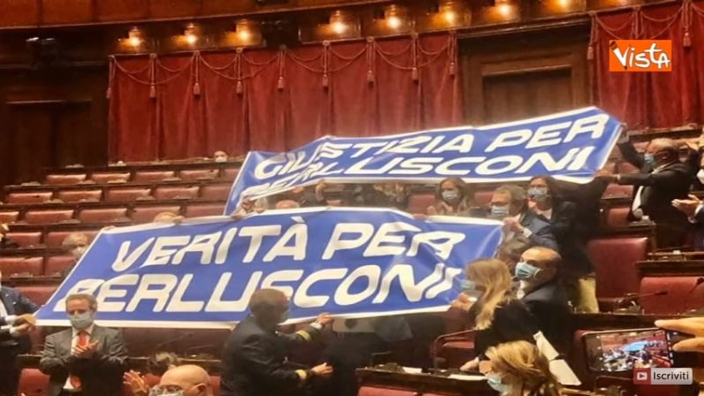 Lo striscione in difesa di Berlusconi srotolato alla Camera