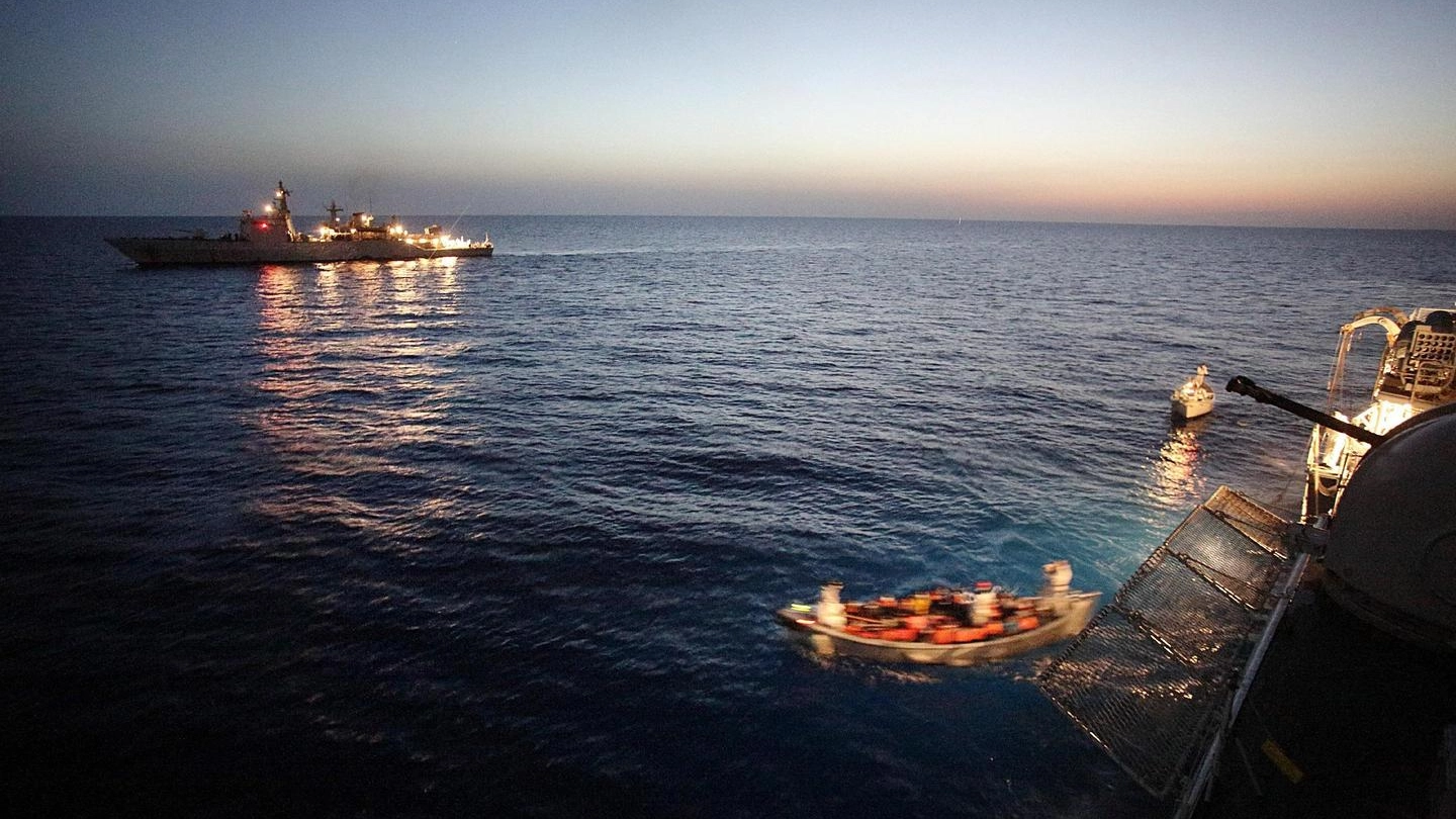 Migranti soccorsi in mare (Ansa)