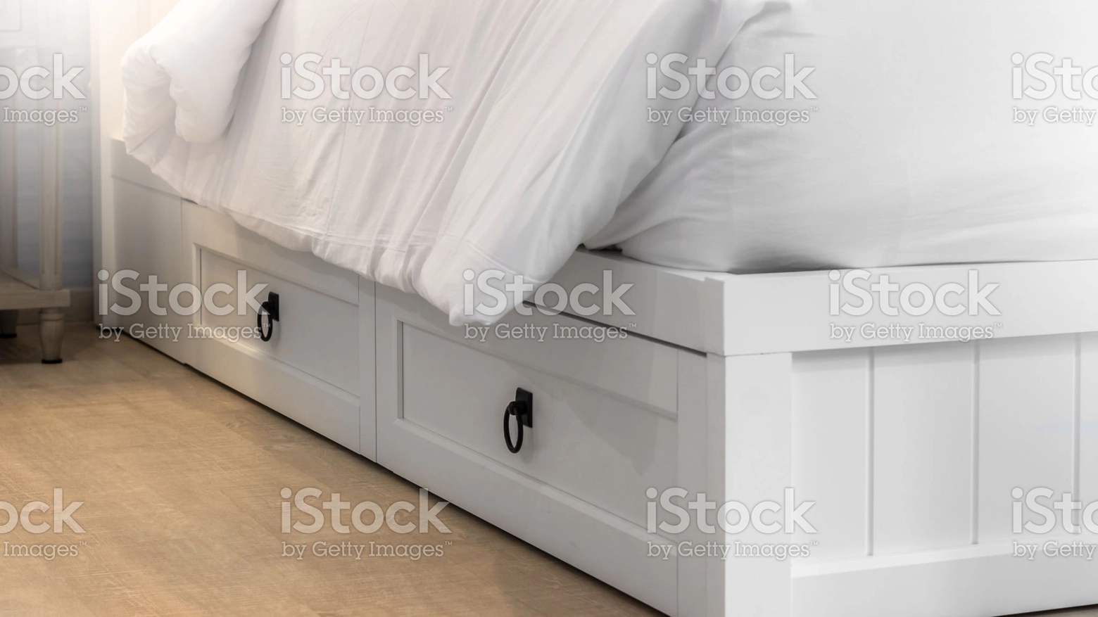 Un letto con cassetti è la soluzione migliore per le camere piccole 