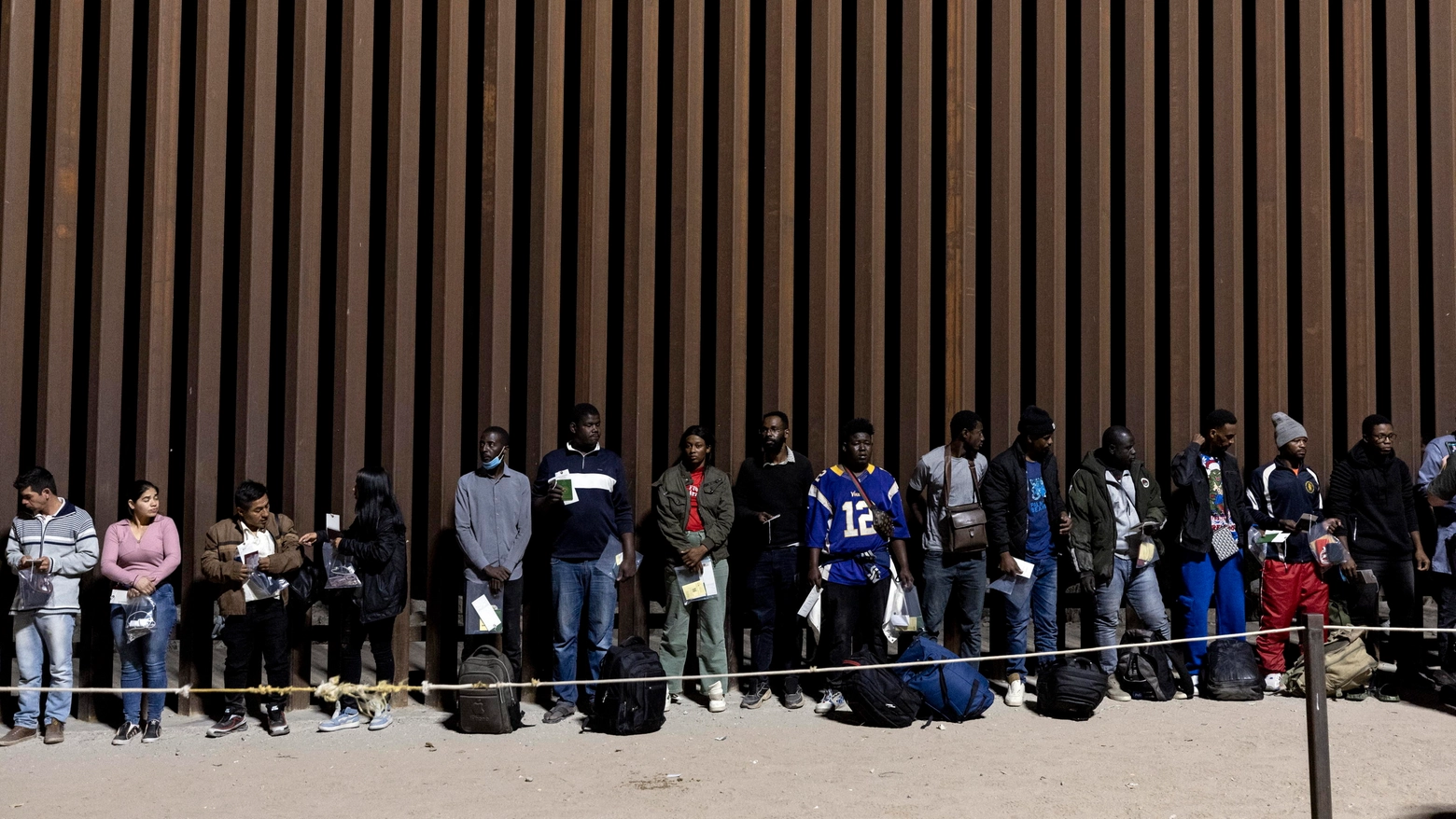 Migranti che attraversano il confine tra Stati Uniti e Messico (Ansa)