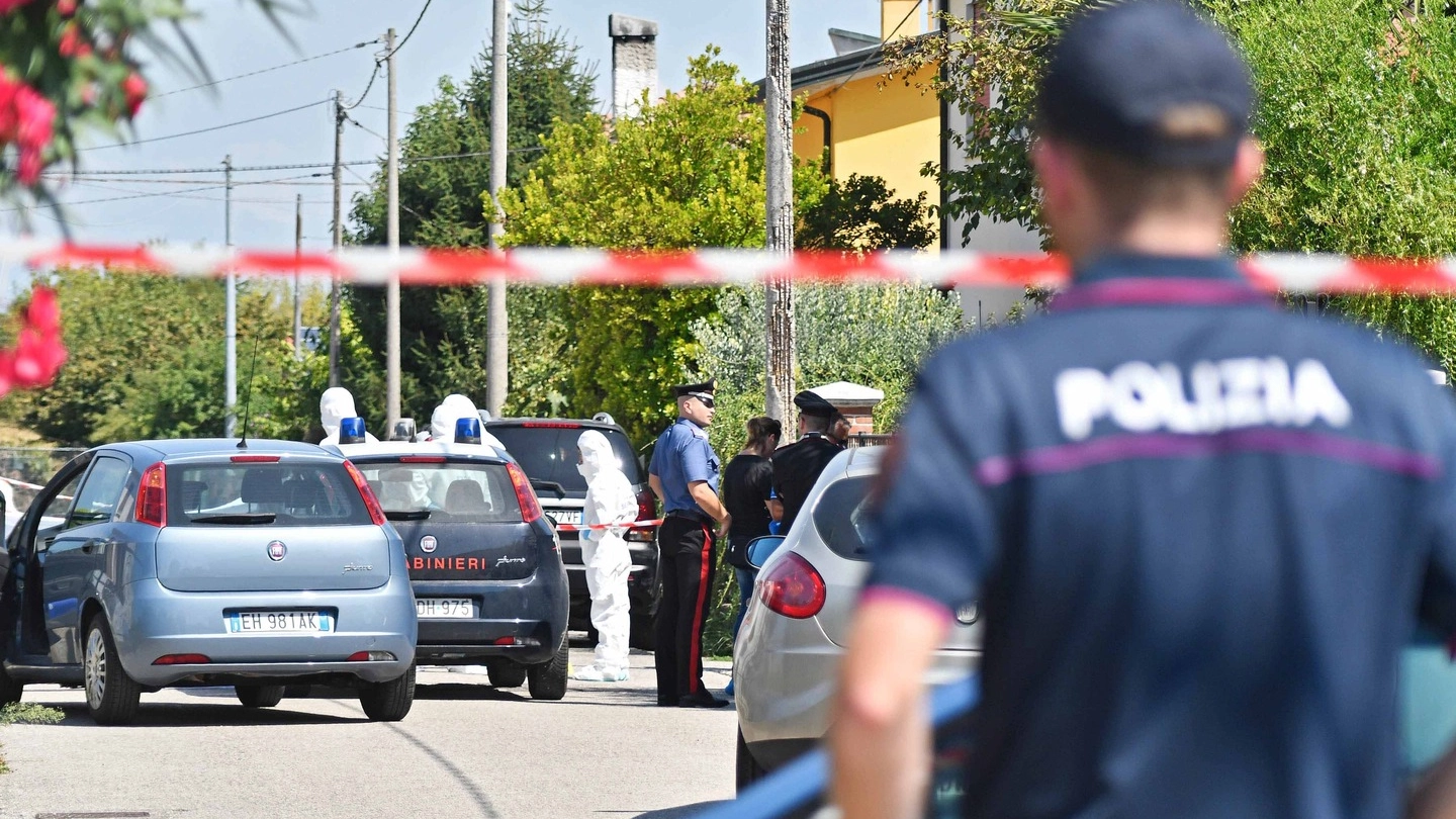 Le forze dell'ordine sul luogo del delitto, in via Trieste (Lapresse)