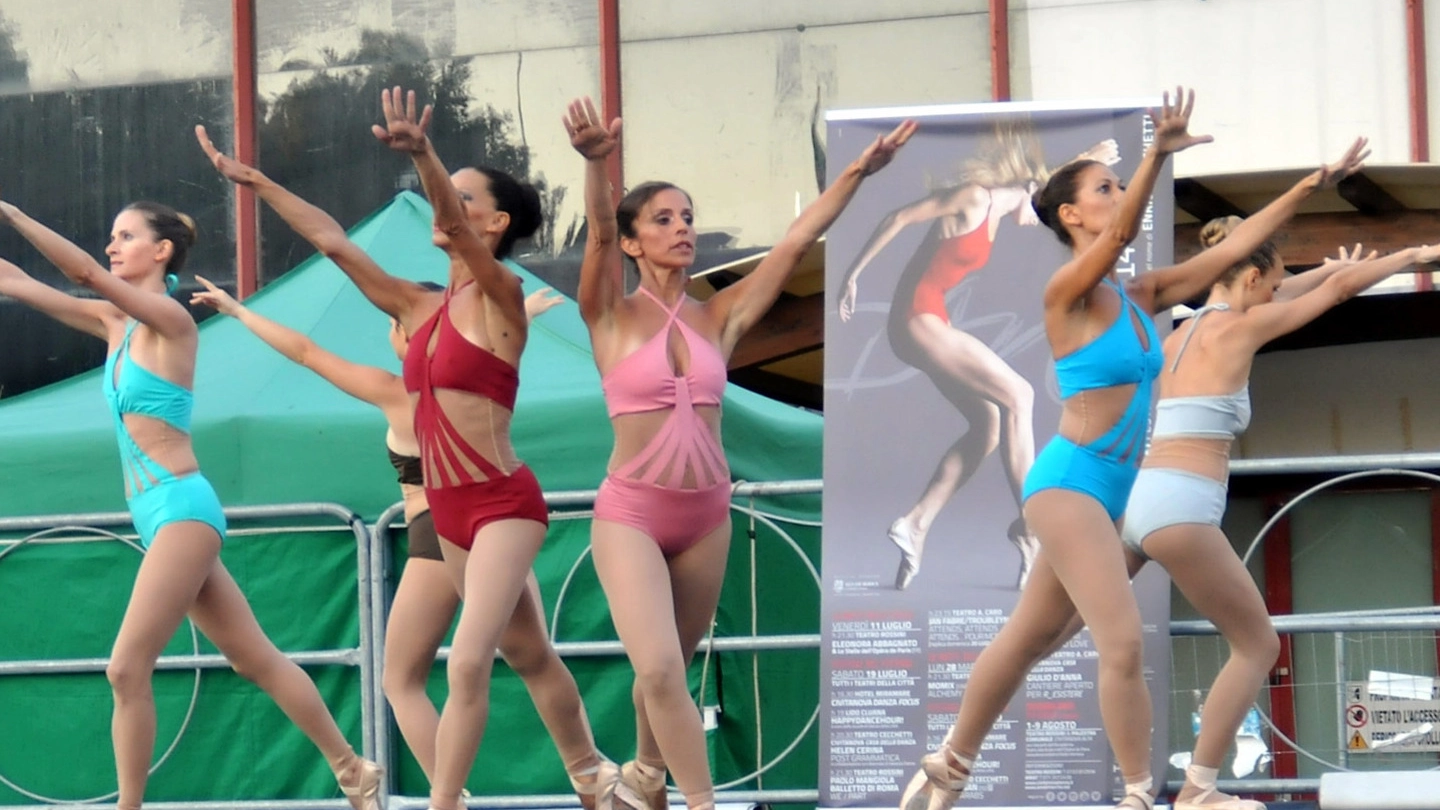 Ballerine di 'Civitanova Danza' (Foto Vives)