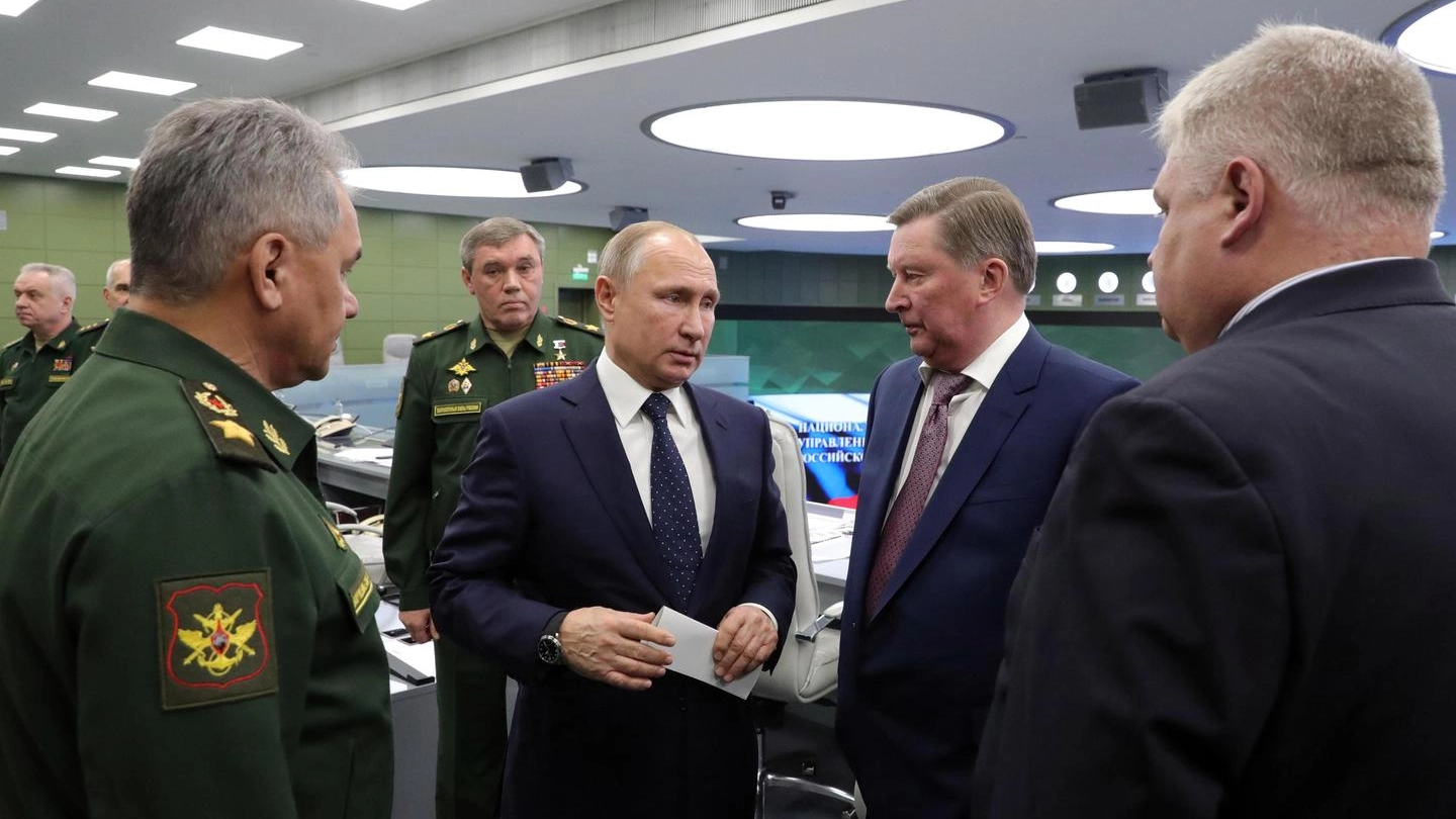 Vladimir Putin con i vertici della Difesa russa (Ansa)