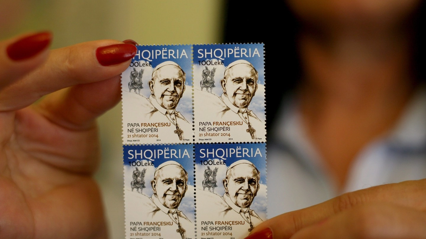 Francobolli commemorativi della visita del Papa in Albania (AFP)