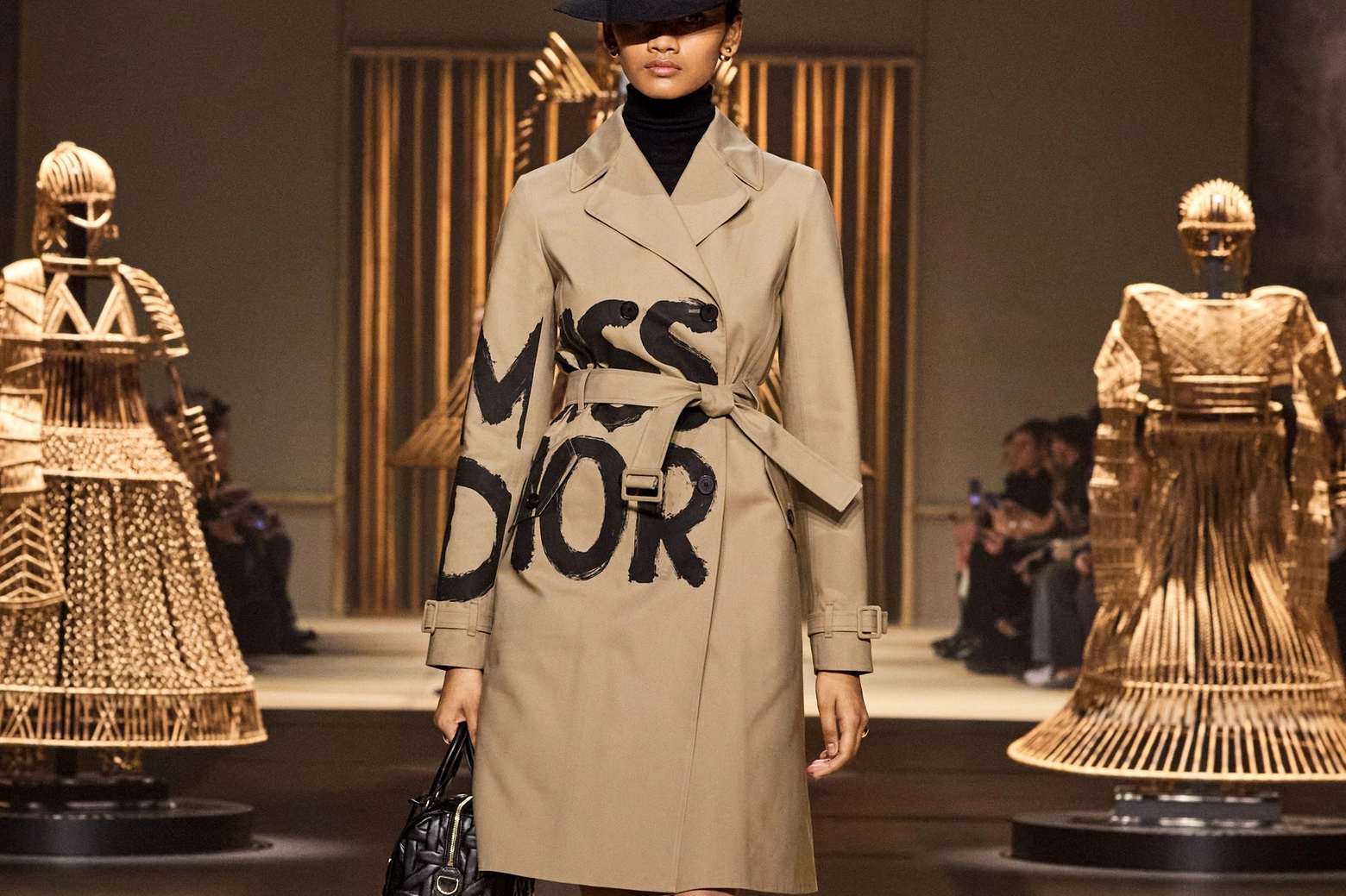 Miss Dior sfila nella collezione autunno-inverno 2024/2025 della maison