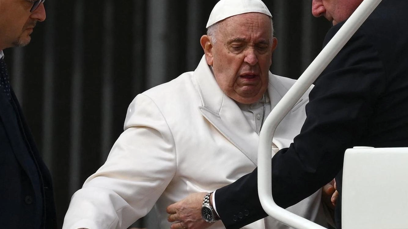 Paura dopo l’udienza  Malore per il Papa,  ricoverato al Gemelli  "Infezione respiratoria"