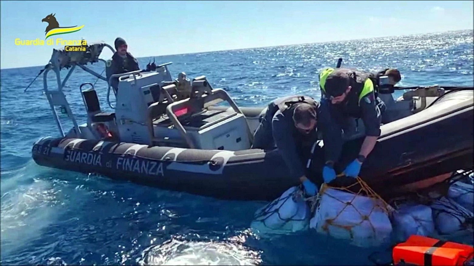 La guardia di finanza sequestra la cocaina in mare a largo di Catania