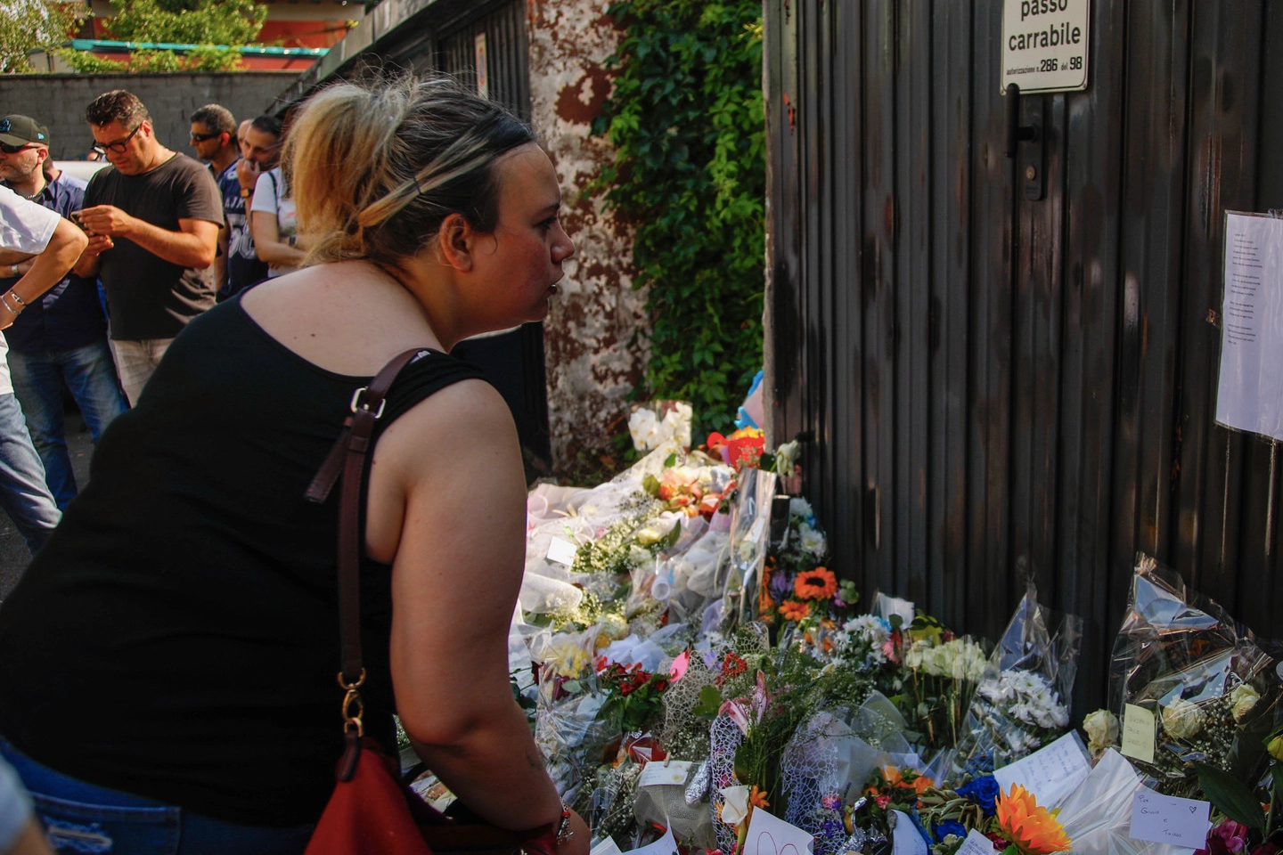 Centinaia di fiori sul luogo dove è stato trovato il corpo di Giulia Tramontano