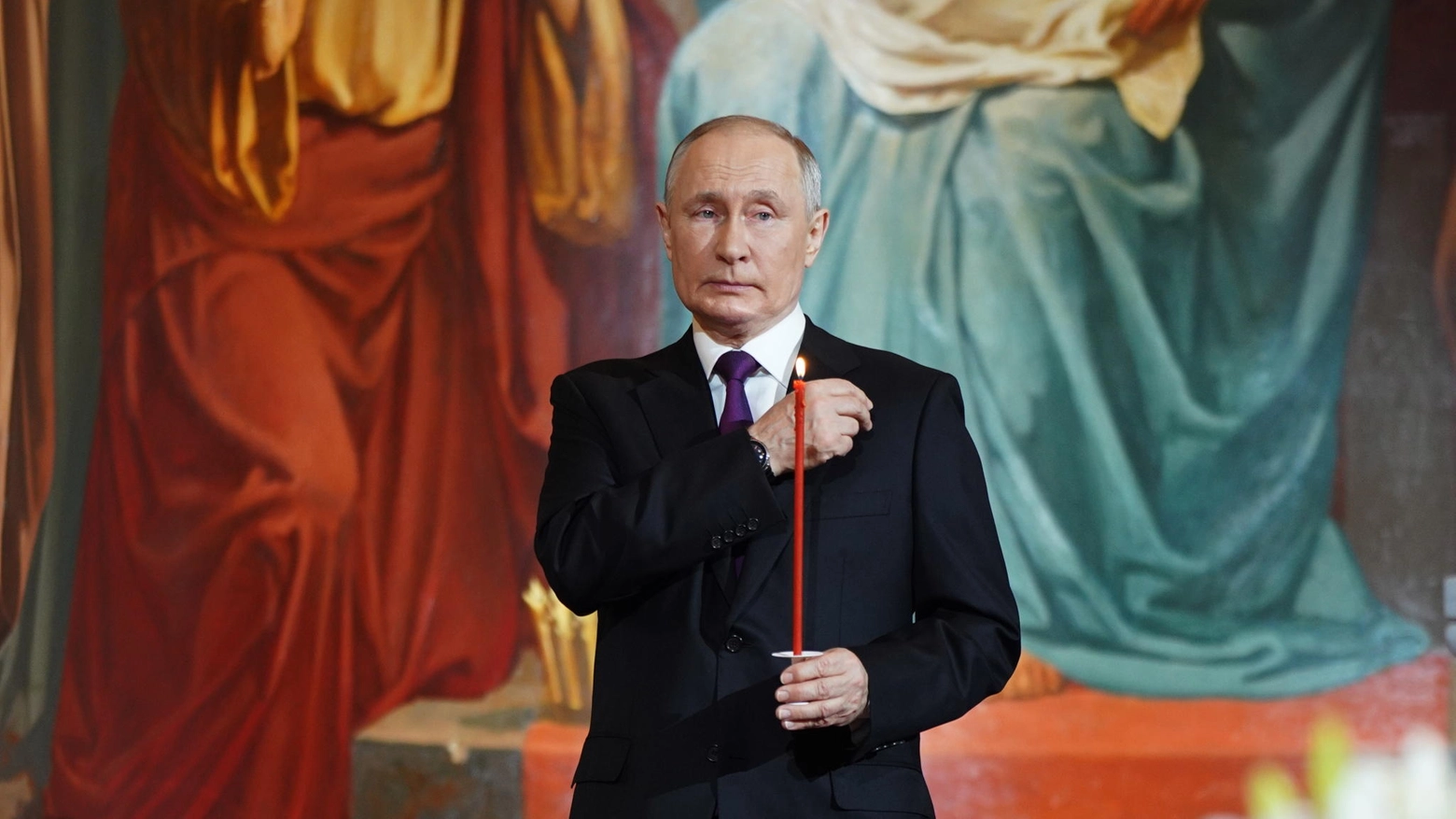 Vladimir Putin si fa il segno della croce nella cattedrale di Mosca durante la Pasqua ortodossa