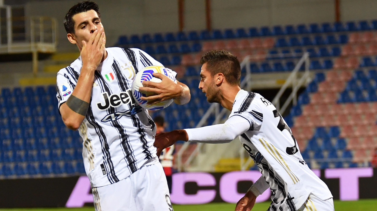 L'esultanza di Alvaro Morata dopo il gol a Crotone (Ansa)