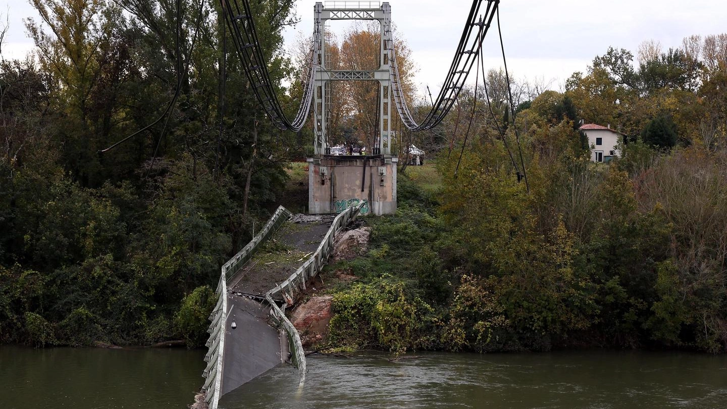 Francia, è crollato il ponte di Mirepoix-sur-Tarn. Vicino a Tolosa. Due morti (Ansa)