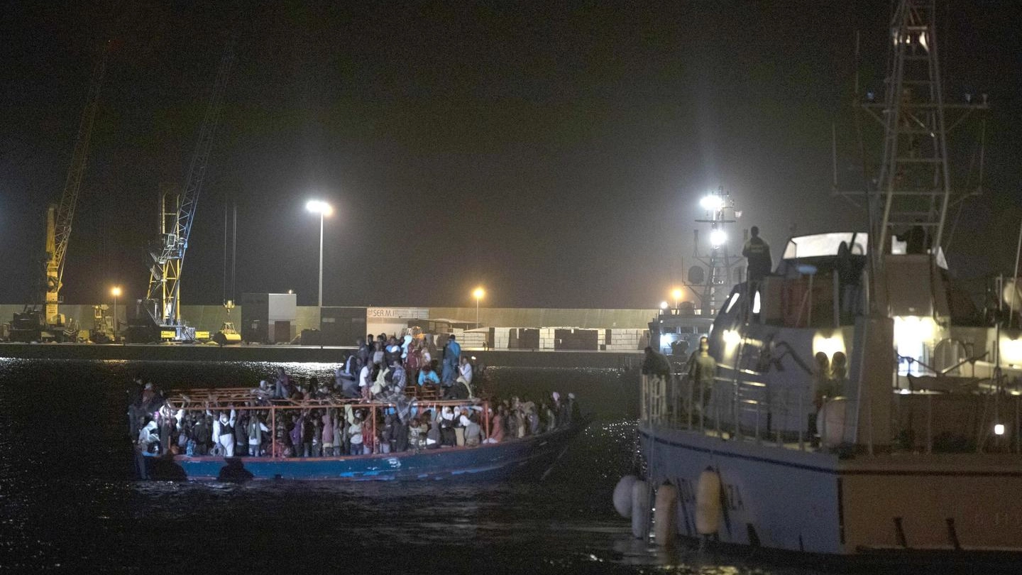 Barcone carico di migranti sbarca a Pozzallo (Ansa)