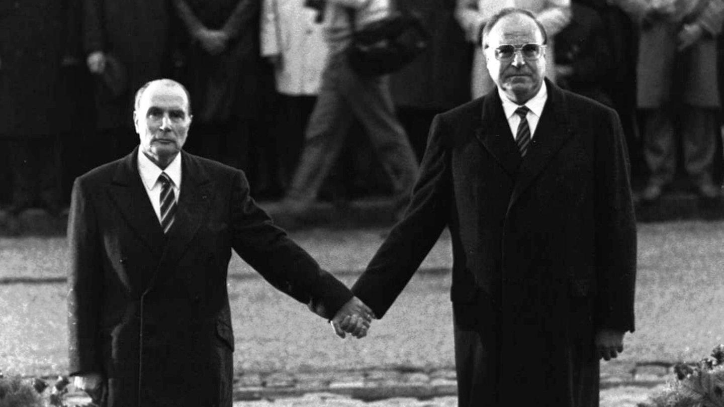 Francois Mitterrand e Helmut Kohl a Verdun  (Ansa)