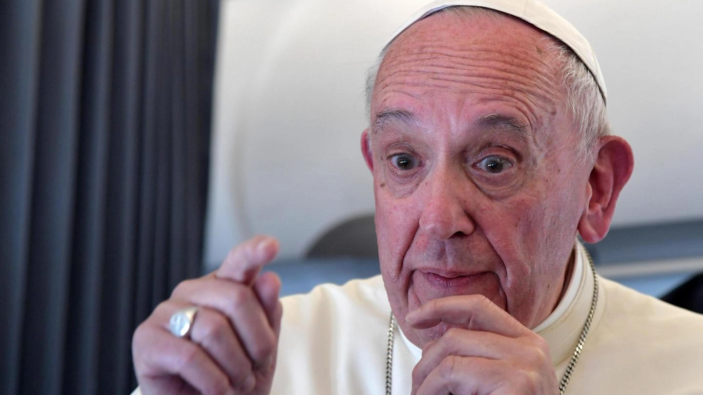 Papa Francesco nel volo da Fatima a Roma (Ansa)