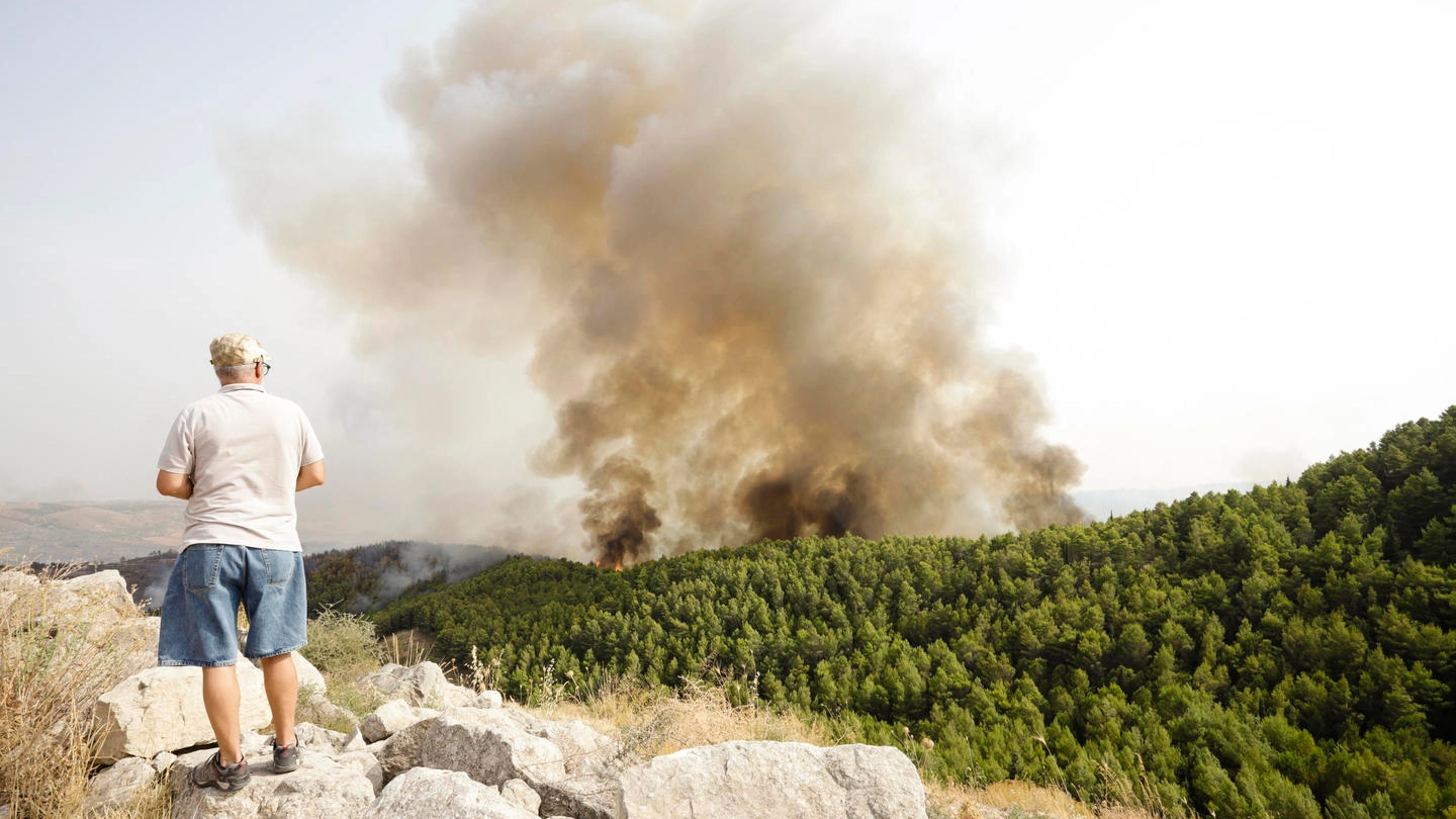 L'incendio in provincia di Ragusa (Ansa)