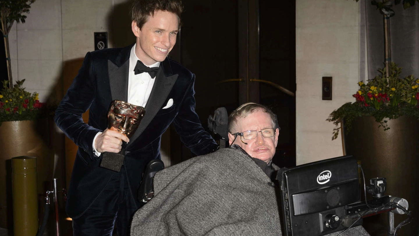 Stephen Hawking con l'attore Eddie Redmayne (Olycom)