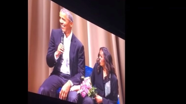 Siparietto di Barack Obama alla presentazione del libro di Michelle