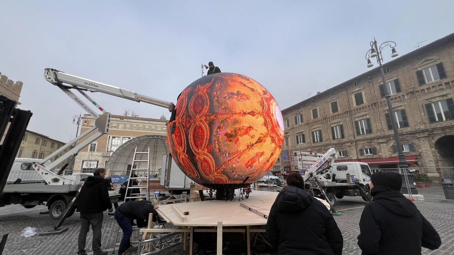 Domani alle 18.30 l’inaugurazione dell’installazione, simbolo di Pesaro 2024 "È spiazzante, come furono le sculture di Pomodoro collocate in piazza".