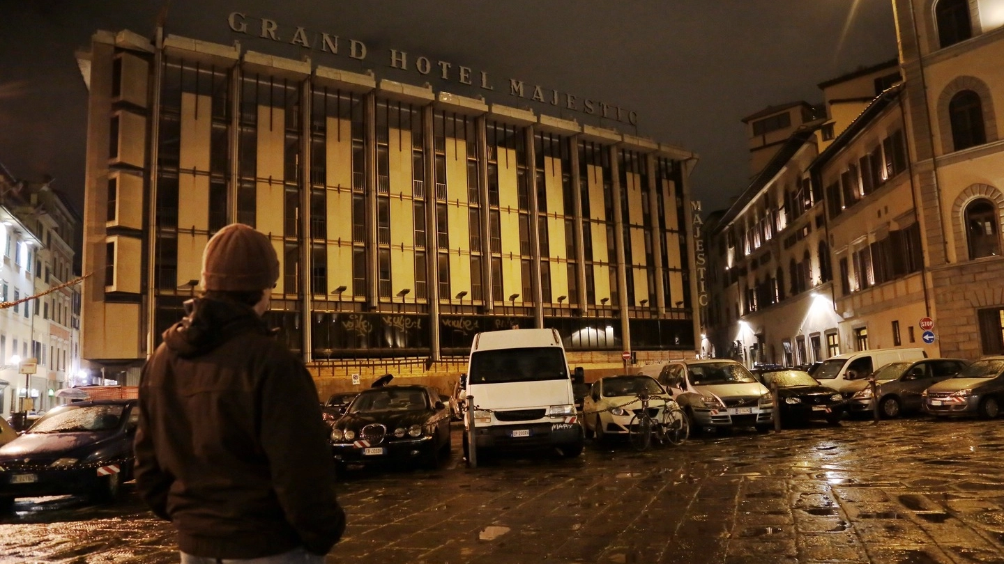 Così ai nostri occhi ieri sera  la facciata dell’hotel Majestic in piazza dell’Unità d’Italia