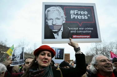 Assange, slitta il verdetto sull’estradizione dalla Gran Bretagna agli Usa. La moglie: “Potrebbe fare la fine di Navalny”