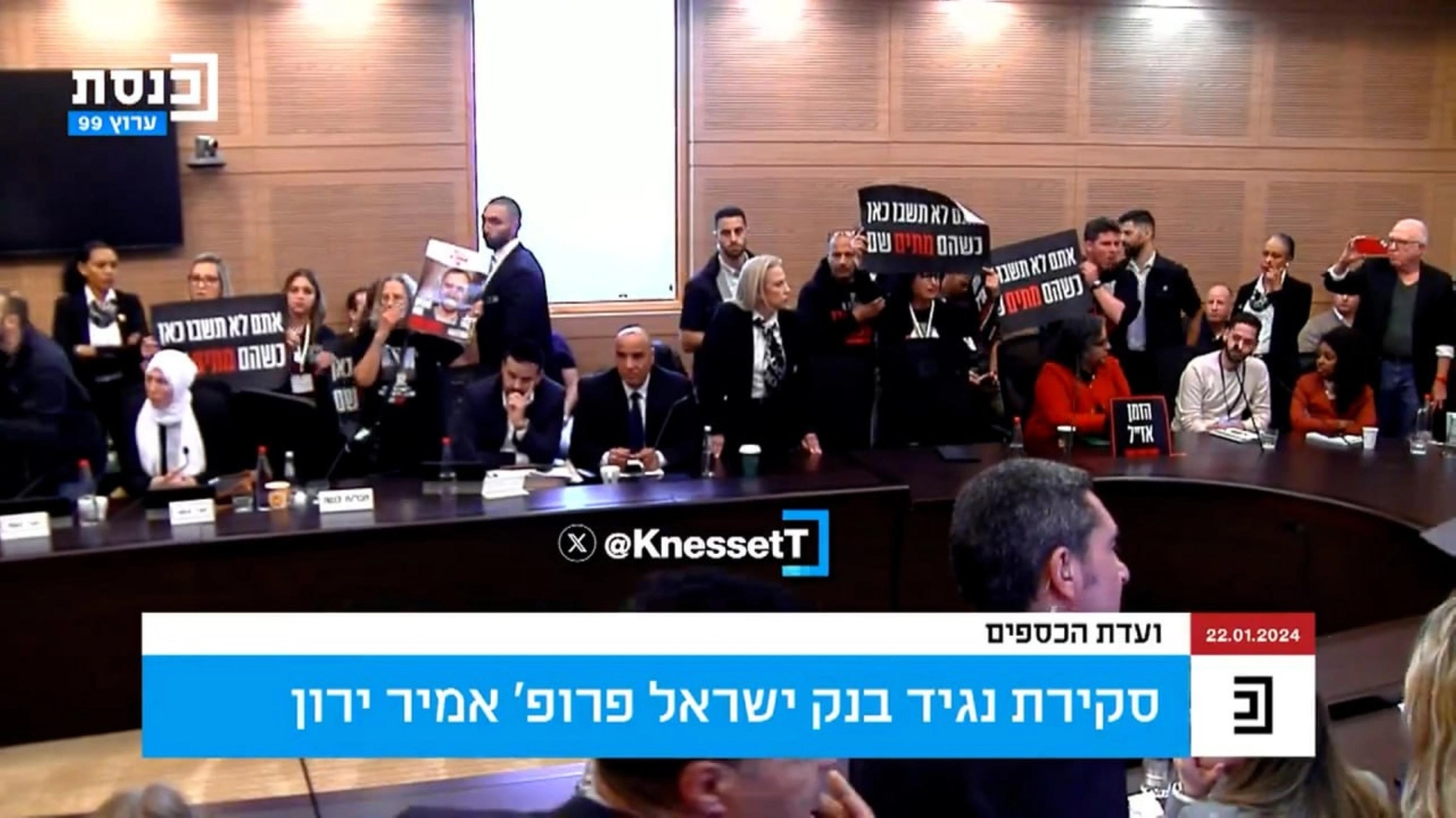 I familiari degli israeliani rapiti da Hamas fanno irruzione alla Knesset (Ansa)