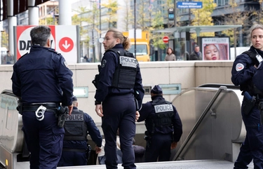 Parigi, polizia spara a donna col velo: “Gridava Allahu Akbar e minacciava di far saltare tutto”