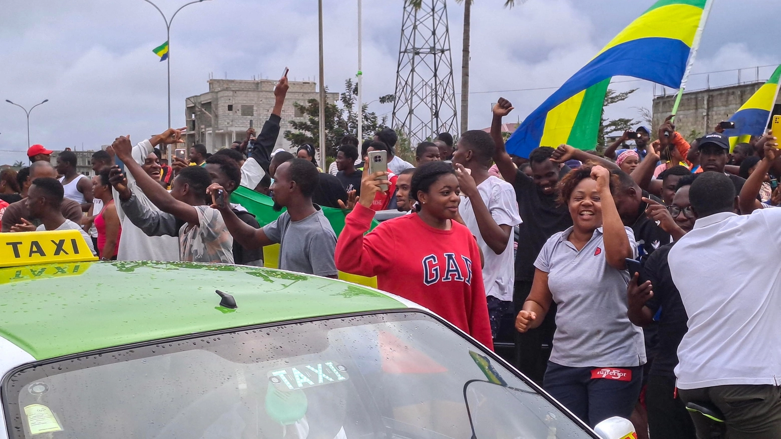 Manifestanti festeggiano in piazza dopo il golpe in Gabon