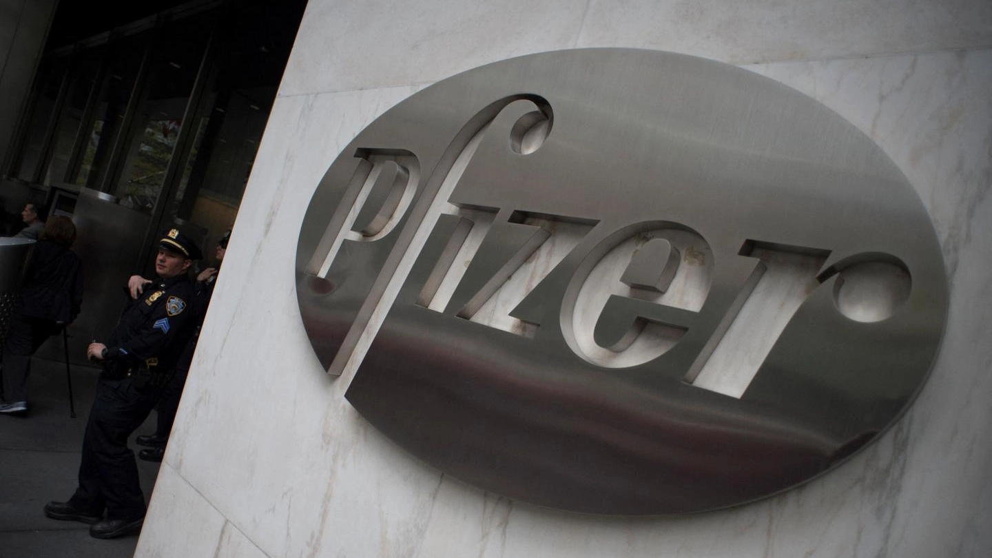 Il quartier generale della Pfizer a New York (Ansa)