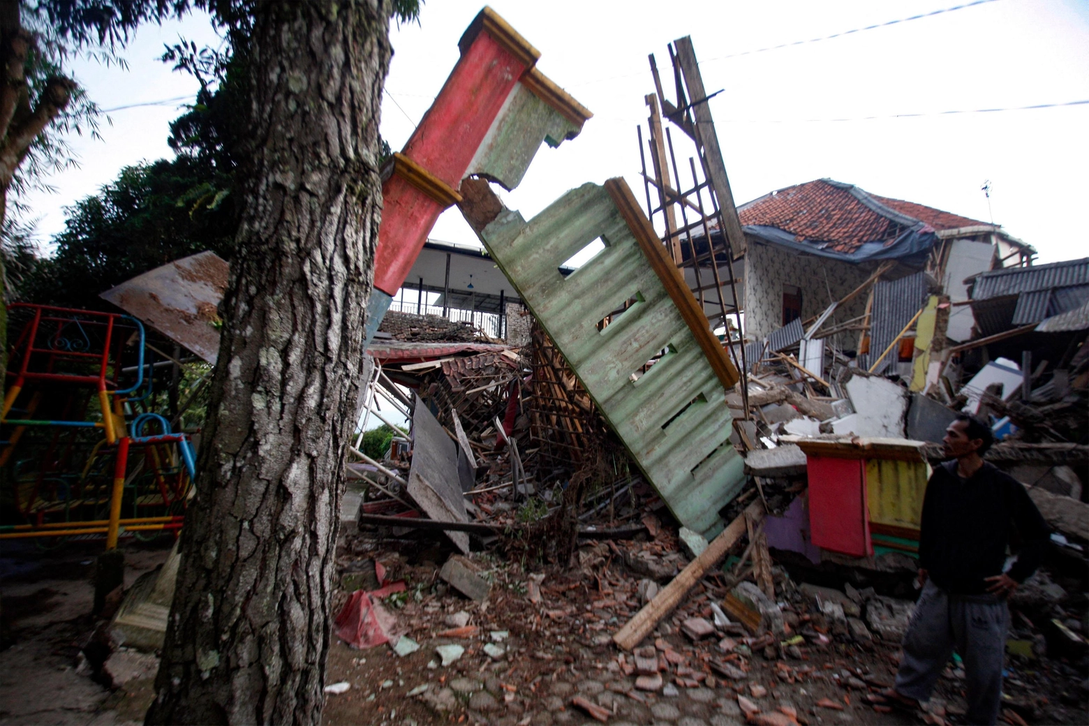 Abitazione crollata a causa del terremoto a Cianjur (Afp)