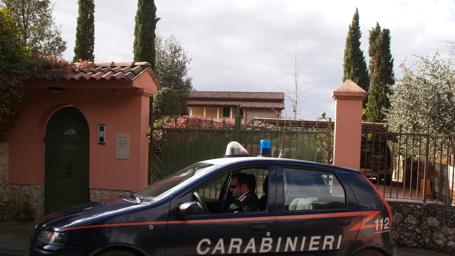 I carabinieri davanti all'abitazione di Marchioro (foto Umicini)