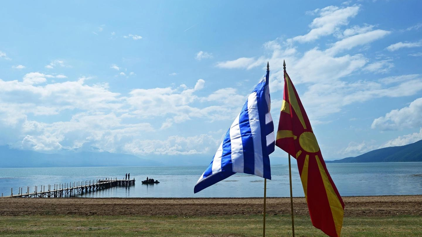 Le bandiere di Grecia e Macedonia del nord (Ansa)