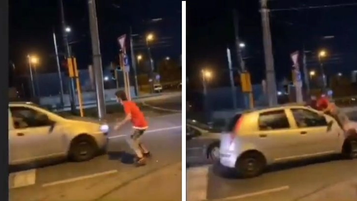 Fermo immagine del video in cui un ragazzo su lancia sulle auto (Twitter)
