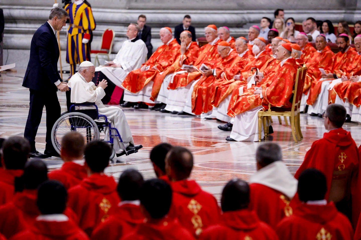 Papa Francesco durante la messa di Pentecoste in San Pietro (Ansa)