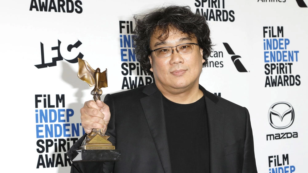 Il regista Bong Joon-ho con il suo Independent Spirit Award