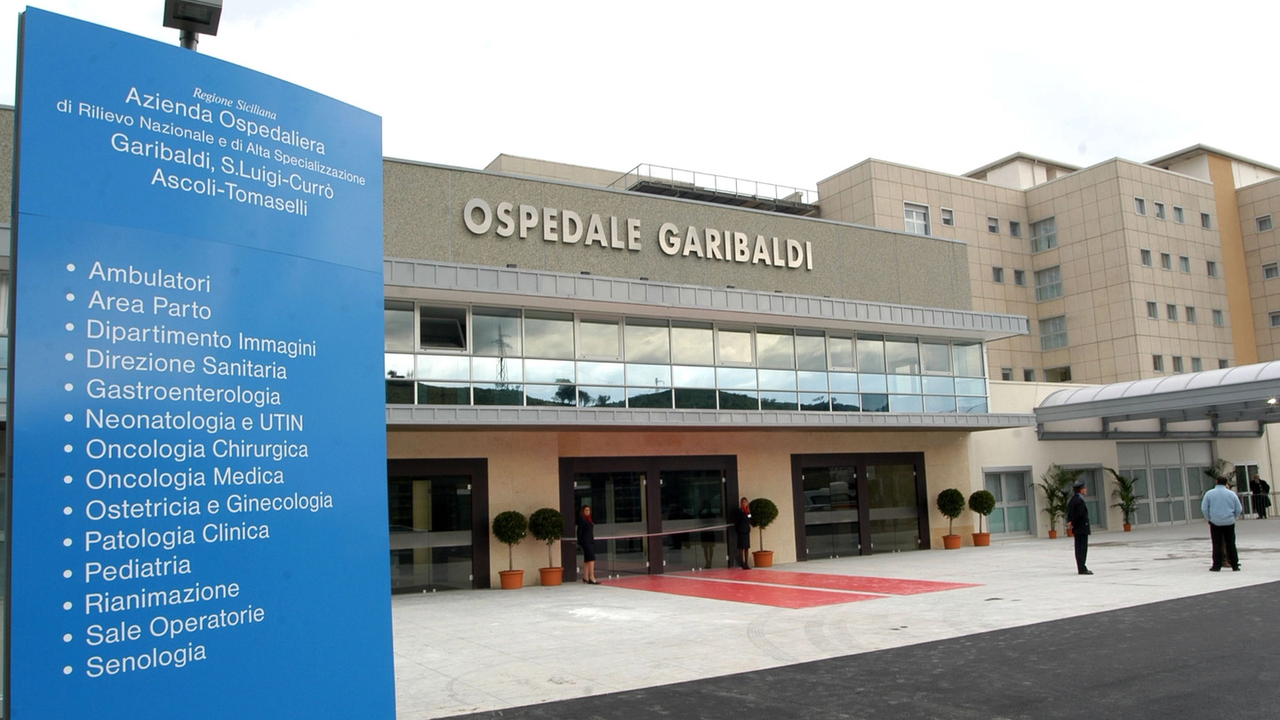 L'esterno dell'ospedale Garibaldi a Catania (Ansa) 