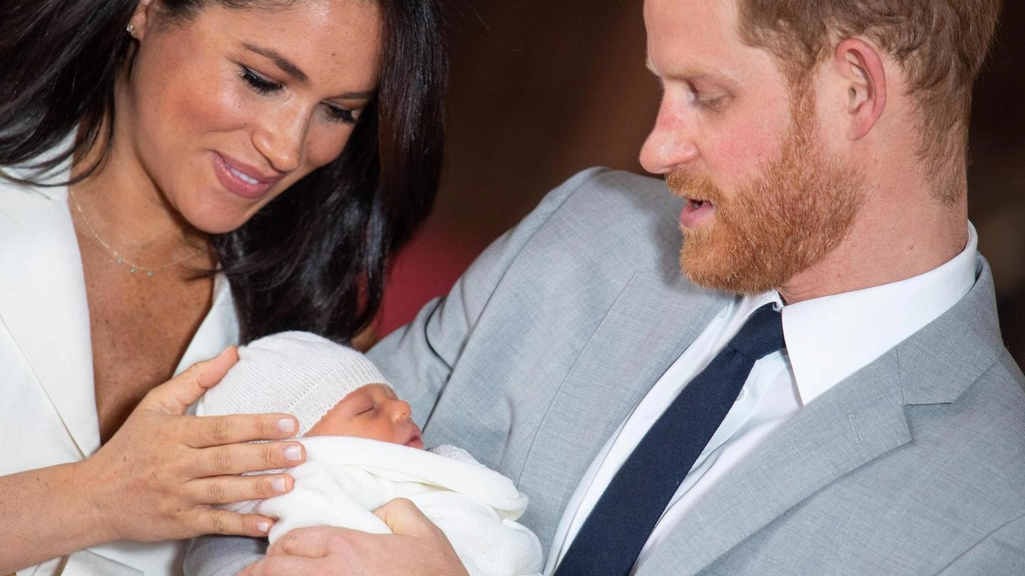 Meghan e Harry presentano il royal baby: ecco 'Archie'  (Ansa)
