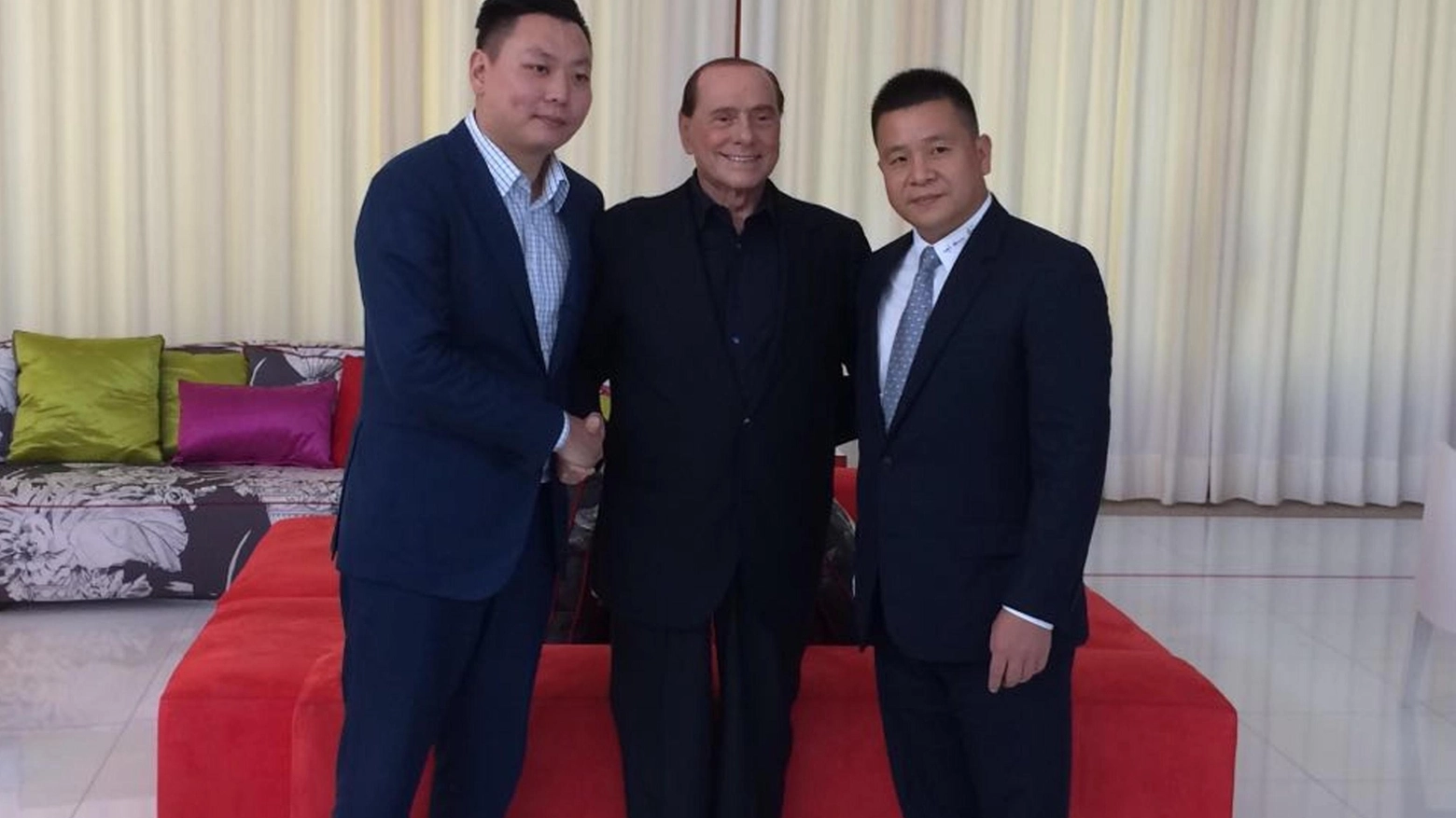 Silvio Berlusconi con Han Li (a sinistra) e Yonghong Li (a destra) (Ansa)