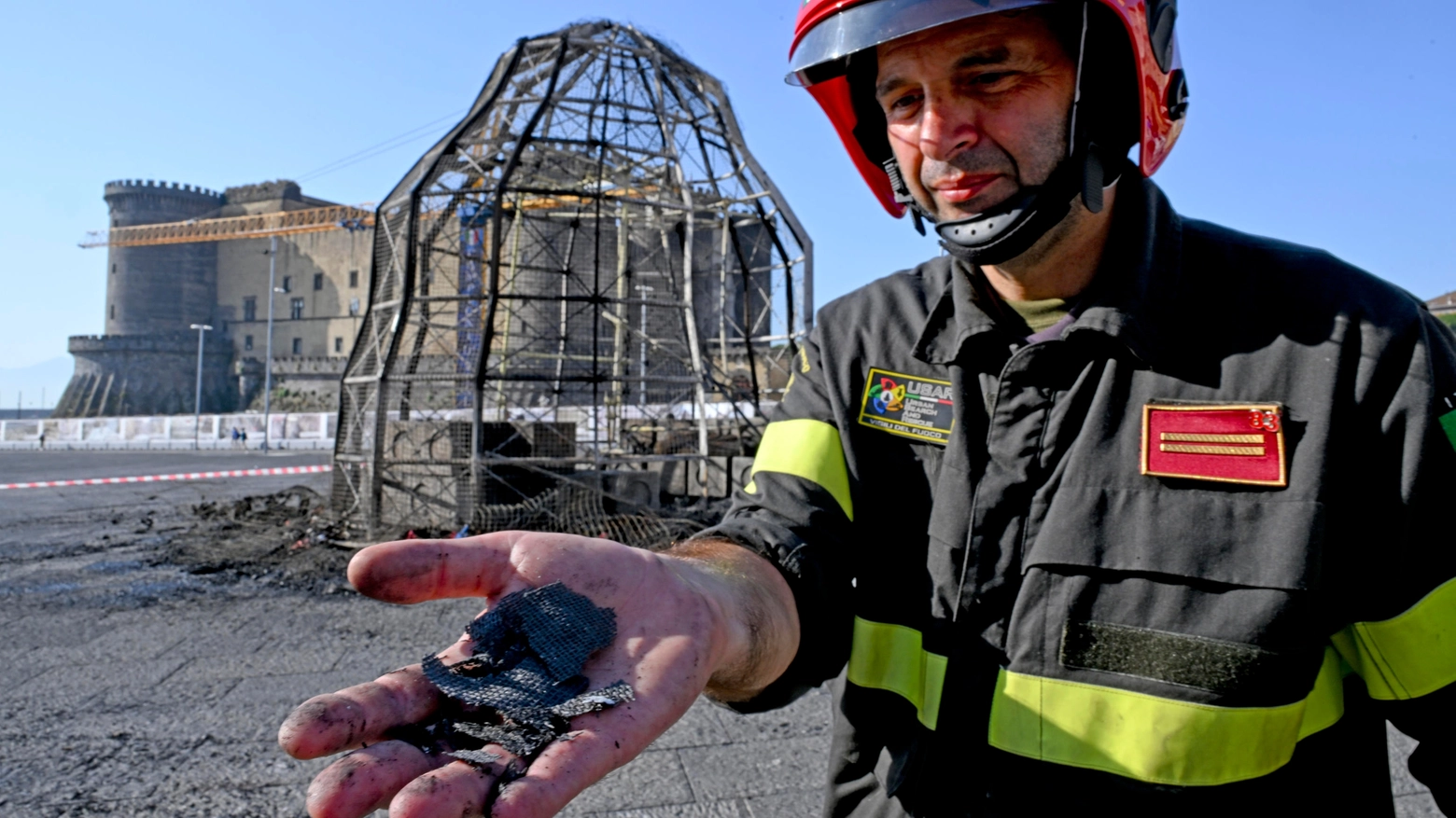 Un vigile del fuoco intervenuto lo scorso 12 luglio per spegnere l'incendio della Venere degli Stracci a Napoli