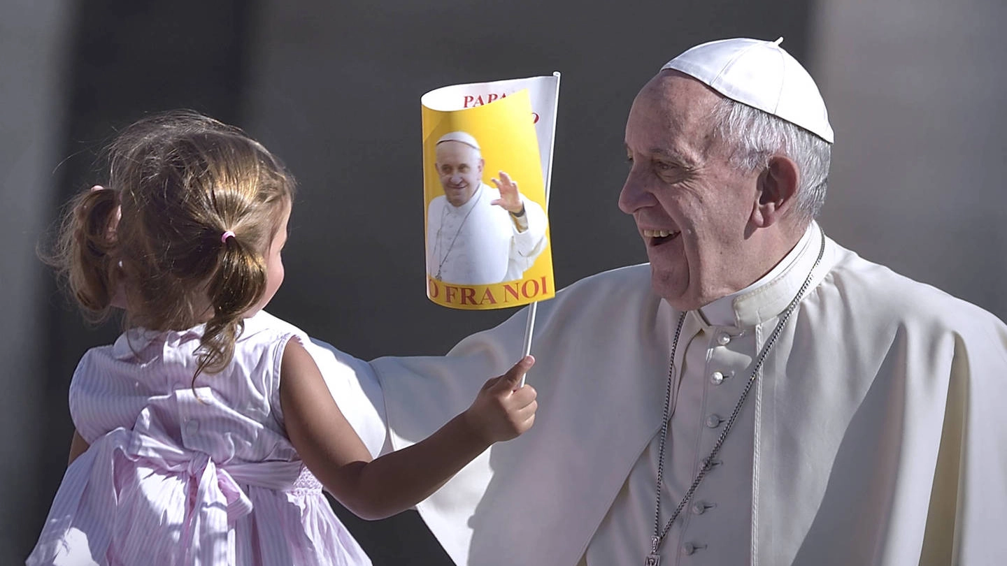 Papa Francesco saluta una bambina (Olycom)