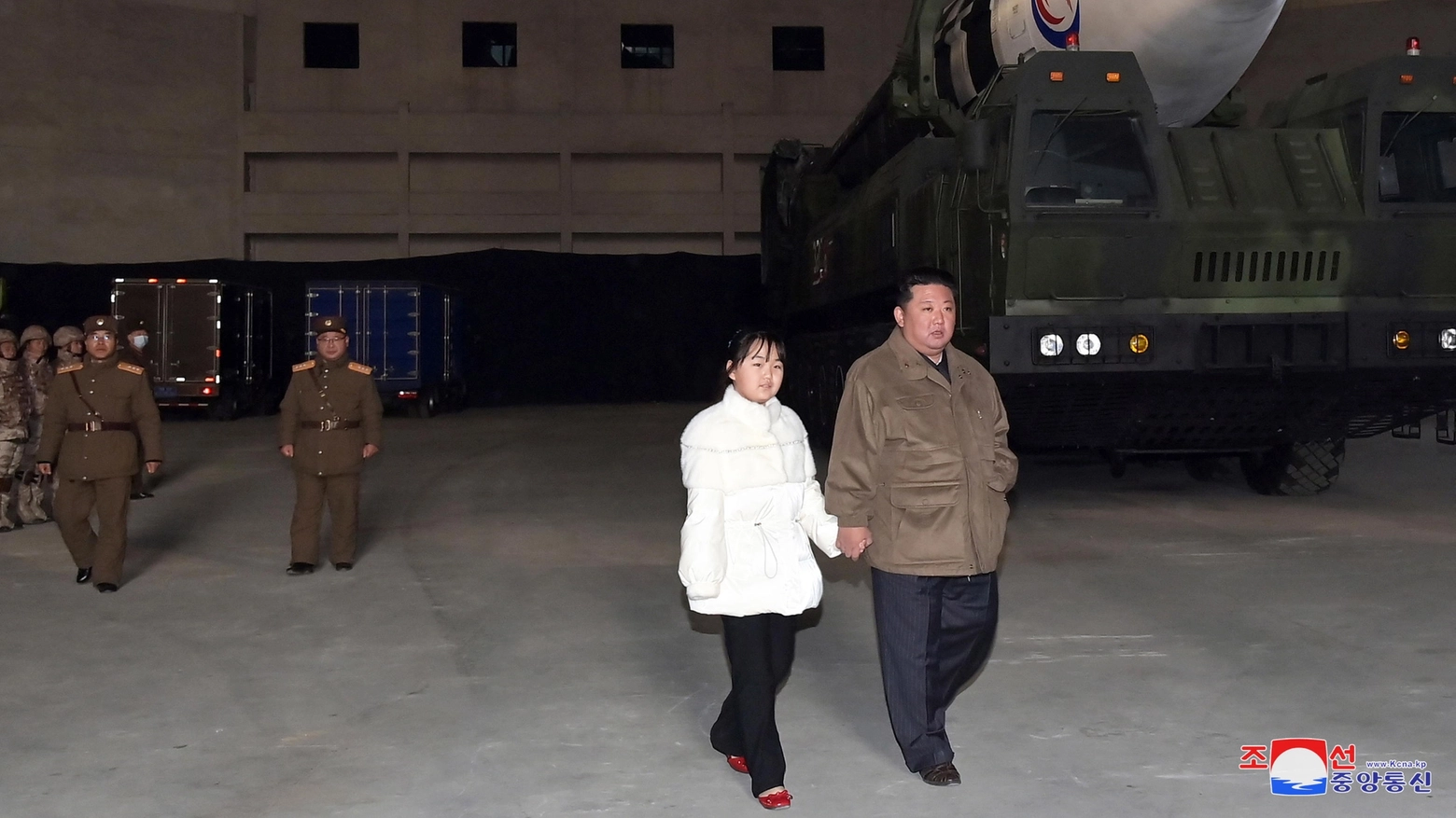 Kim Jong-un e sua figlia Ju-ae, durante il primo impegno ufficiale della bambina (novembre 2022)