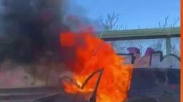 Filma un’auto avvolta dalle fiamme,  il conducente muore per le ustioni  Caccia all’autore del video