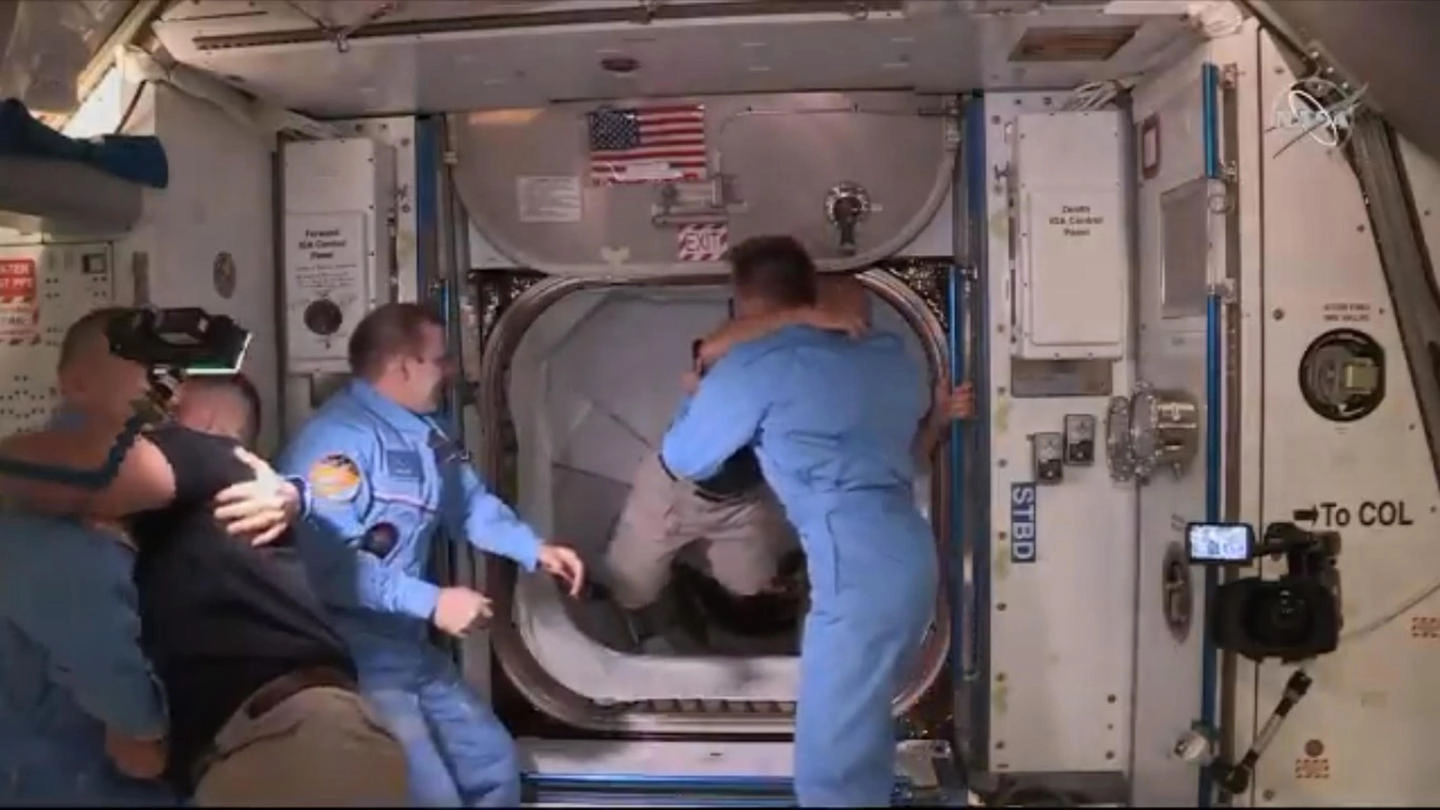Crew Dragon di SpaceX, lo storico abbraccio a bordo della Iss (Ansa)