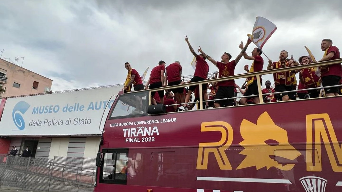Tifosi della AS Roma festeggiano su un bus a due piani la vittoria giallorossa 
