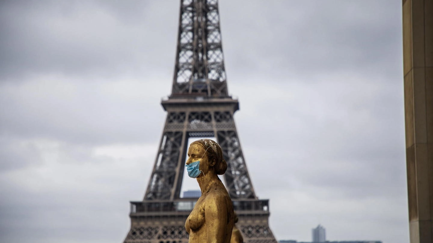 Parigi, la stattua d'oro del Trocadero con la mascherina (Ansa)
