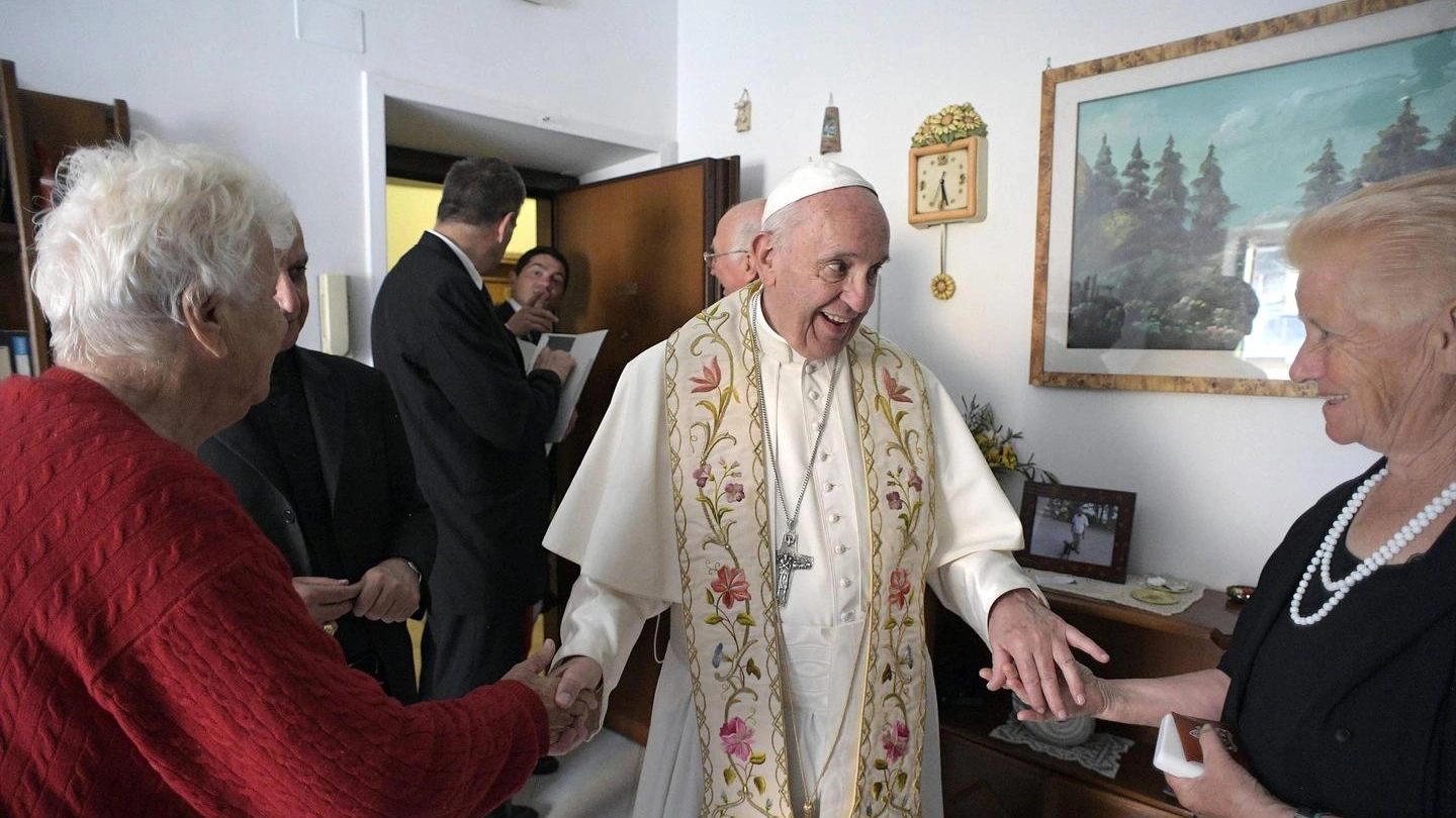 Il Papa benedice casa per casa a Ostia (Ansa)