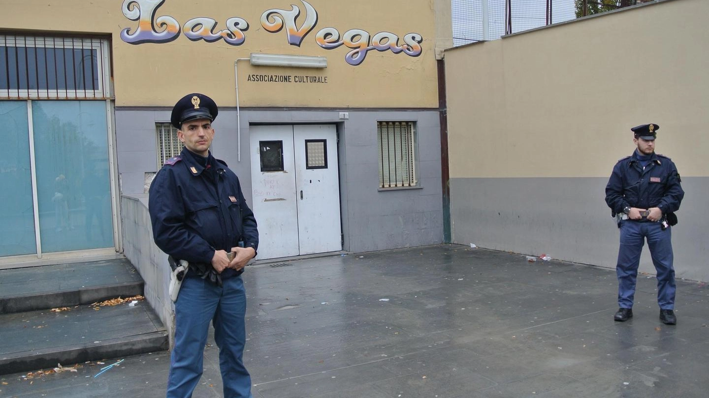 Due agenti davanti alla discoteca dove un giovane ecuadoriano è stato ucciso, Genova (Ansa)