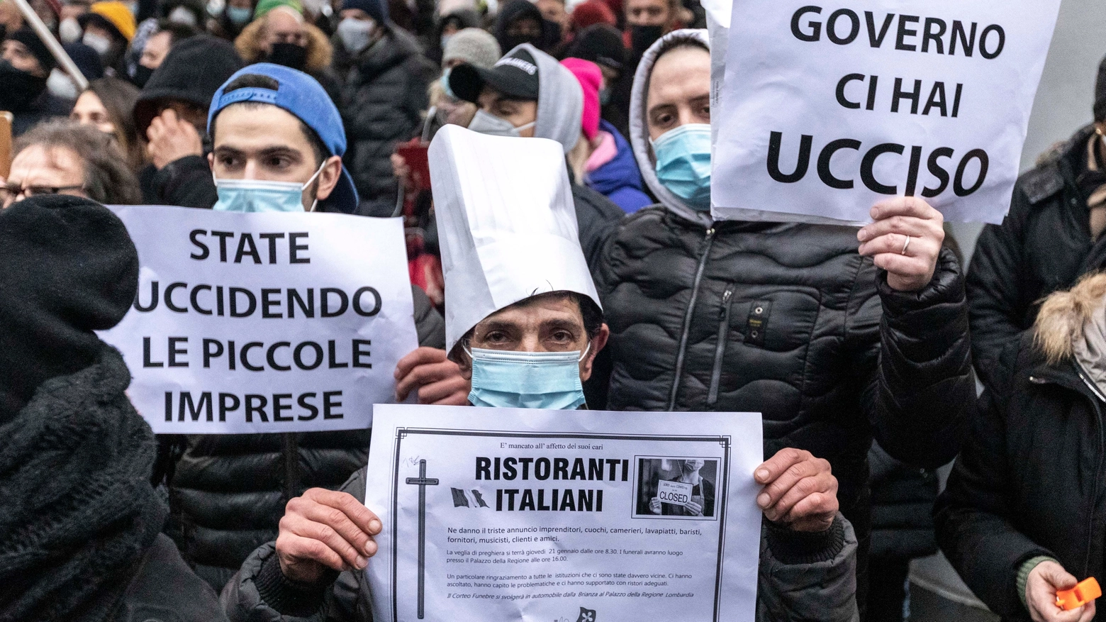 Una protesta di ristoratori davanti a Palazzo Lombardia a Milano (ImagoE)